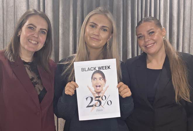 damer som holder plakat