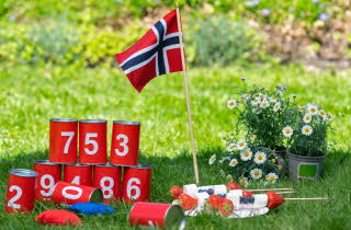 pyntede blikkbokser, norske flagg, blomster, 17.-maipynt