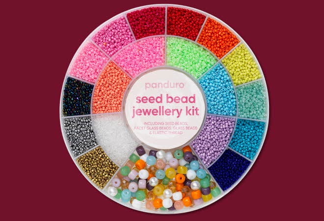 Panduro smykkesett med små perler i ulike farger.