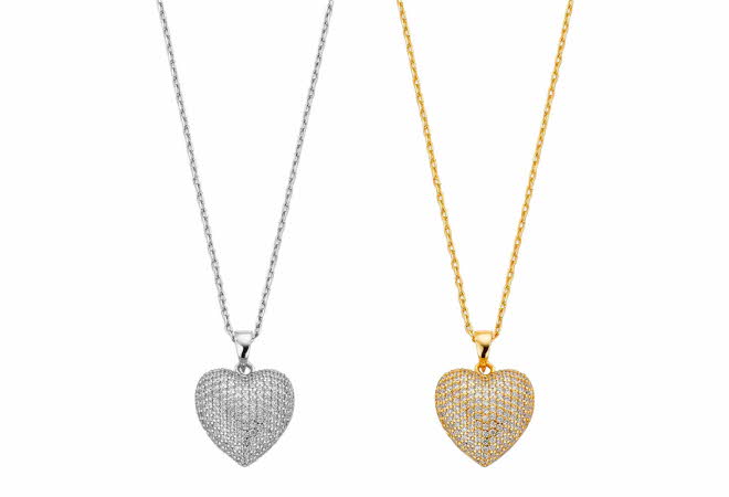 To halskjeder med hjerteanheng dekket av små steiner.