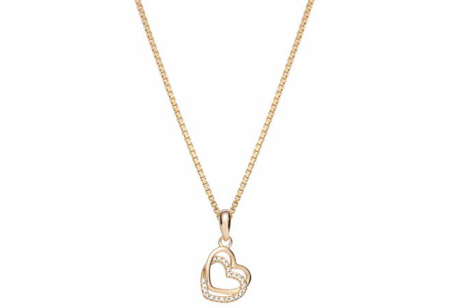 Gullkjede med hjerteanheng og diamantdetaljer.