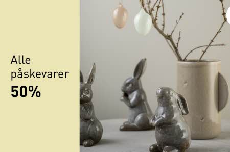 Påskeharer og en kopp med påskeegg på pinner og teksten "alle påskevarer 50%"