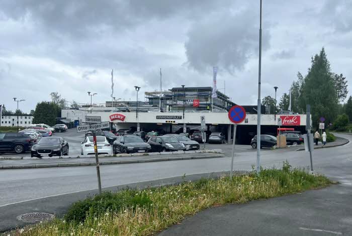 Stengt inngangdør i vest mot parkering
