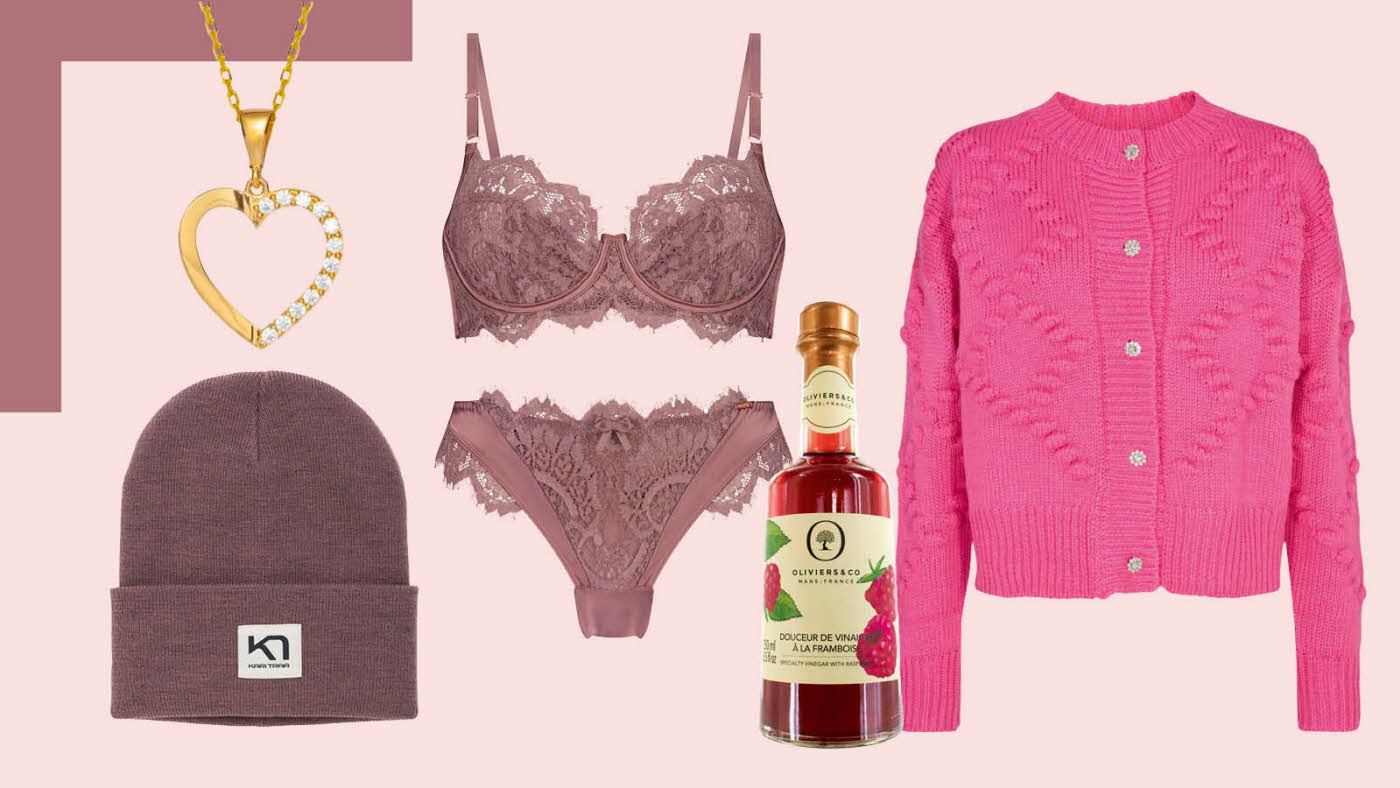 Hjerte halskjede, Kari Traa lue, gammelrosa undertøysett, balsamico og rosa strikkejakke.