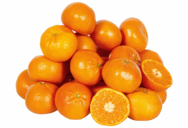Friske klementiner, noen hele og noen delt i to, med saftig fruktkjøtt.