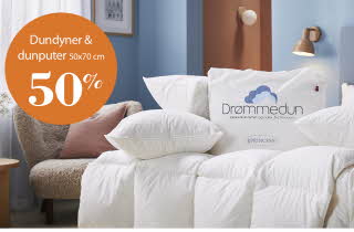 Lyseblått rom med hvite dyner ligger over en beige sofa