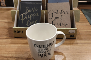Bilde med farsdagskort, og farsdagskopp