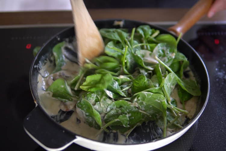 Kremet sopp med spinat i stekepanne