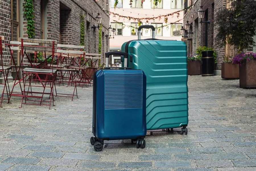 Enten sommeren 2024 tilbringes på strandferie, festival, storbytur eller hytten – her er inspirasjon til sommerklær du bør pakke med i kofferten.