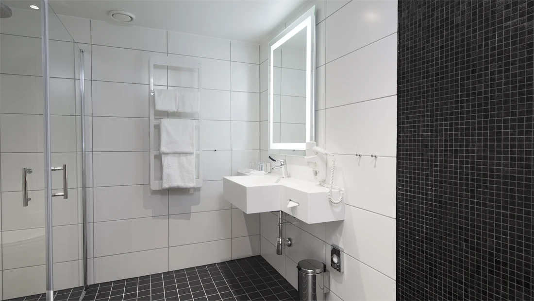 Dusj og vask på bad  i standard room double på Thon Hotel Rosenkrantz Oslo, som ligger i Oslo sentrum