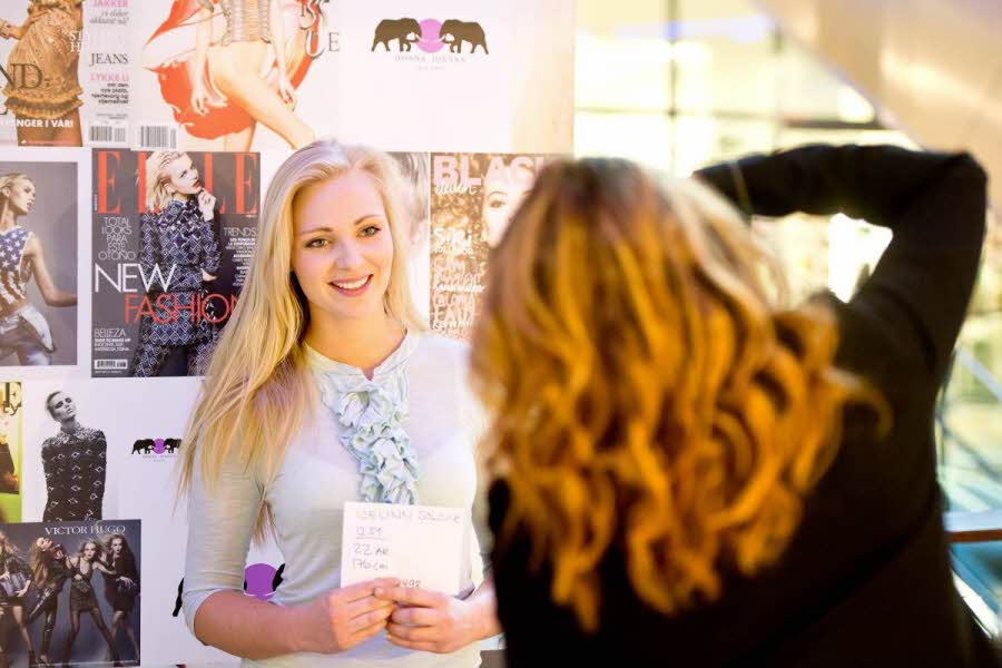 En dame dom tar bilde av en annen dame