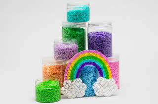 perler staplet oppover i en pyramide med en regnbue