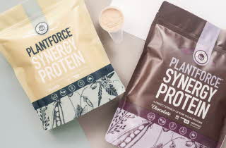 To pakker med Plantforce Synergy Protein