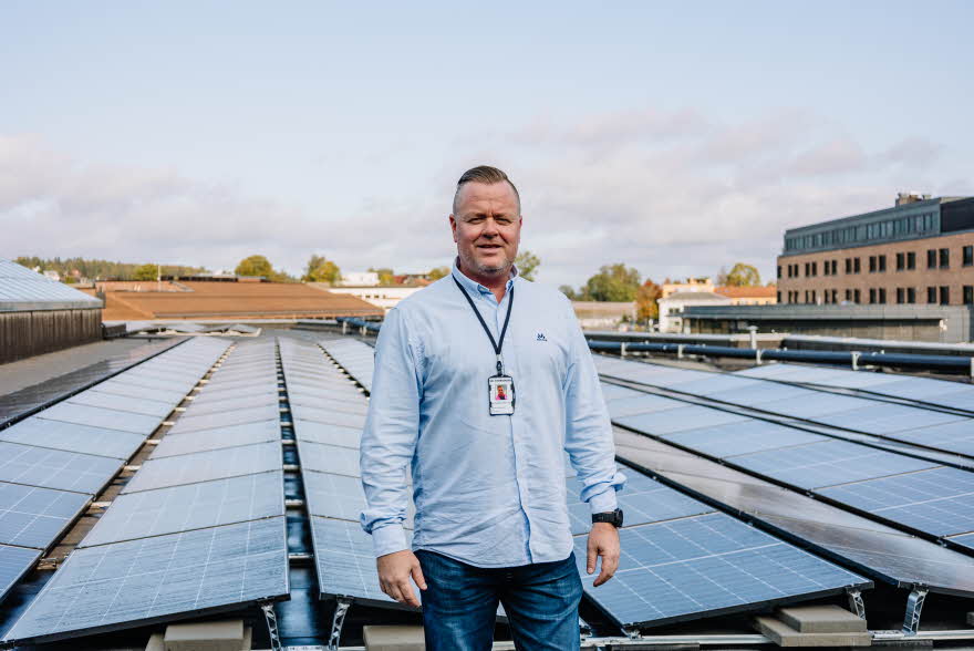 Øystein på taket, foran solcellepanel
