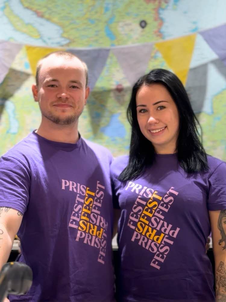 En dame og en mann i Prisfest-klær