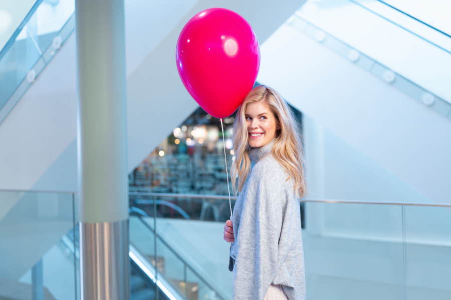 Dame med ballong og smiler