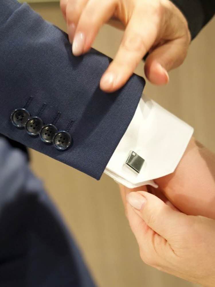 arm med dress og mansjettknapp
