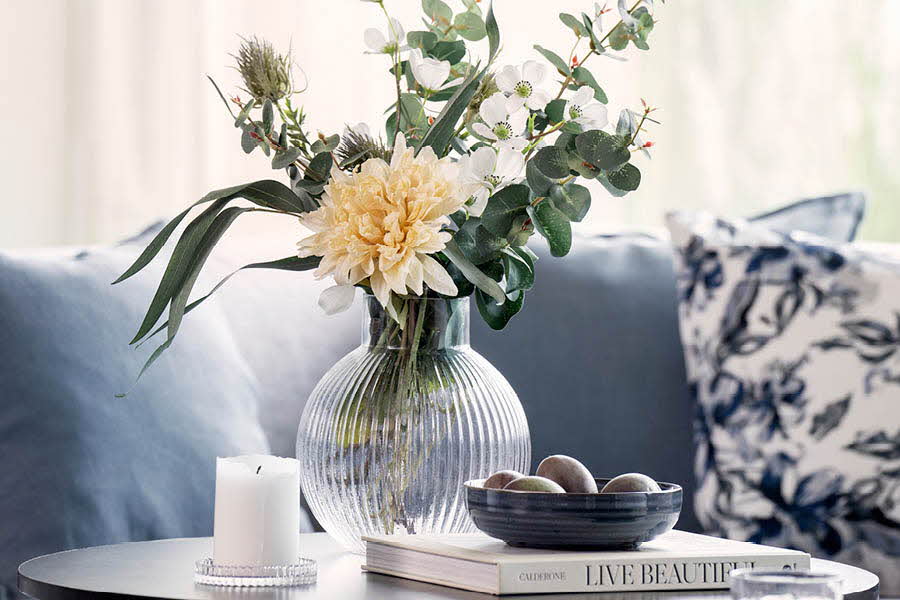 En gjennomsiktig vase med blomster