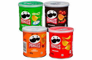 Fire forskjellige små Pringles bokser.