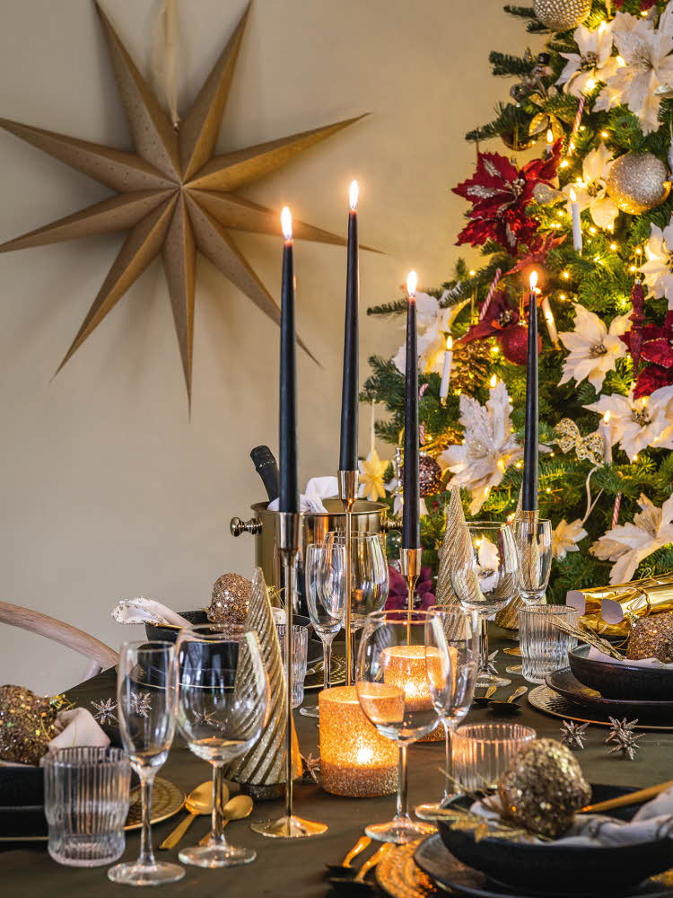 dekket julebord og julestjerne