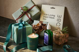 bilde av gaver og ett lys