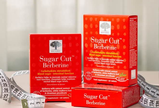 Tre bokser med Sugar Cut Berberine fra New Nordic omgitt av et målebånd