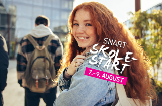 jente med rødt hår og dongerijakke, har sekk på ryggen. Teksten Snart skolestart 7.-9. august