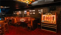 London Pub, interiør med båser og en jukebox