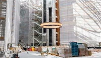 Bilde fra renoveringen av atriet i Vika Atrium med byggematerialer og utstyr på gulvet og vegger kledd i stillas og presenning
