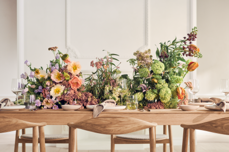 En spisebord og spisemøbler fra Bolia dekket av flotte friske blomster