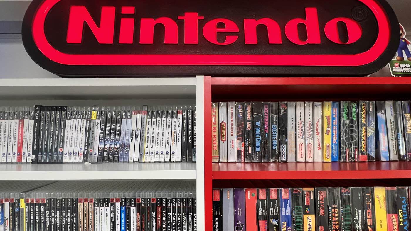 Nintendo logo over et hyllesystem med spill