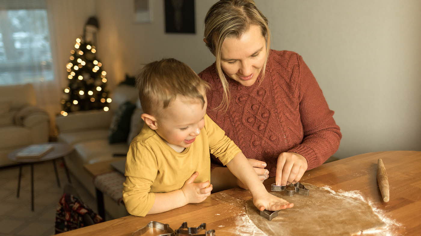 Mor og sønn baker pepperkaker