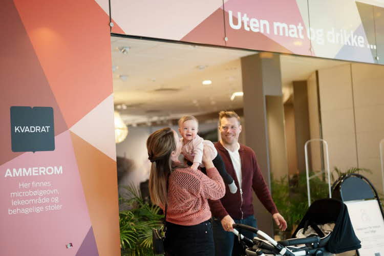 Mor og far med baby