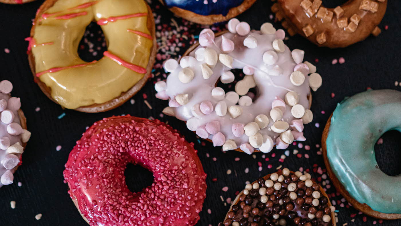 Donuts med forskjellige farger glasur og pynt
