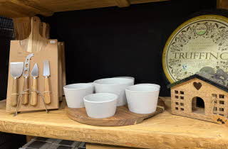 En hylle med turutstyr