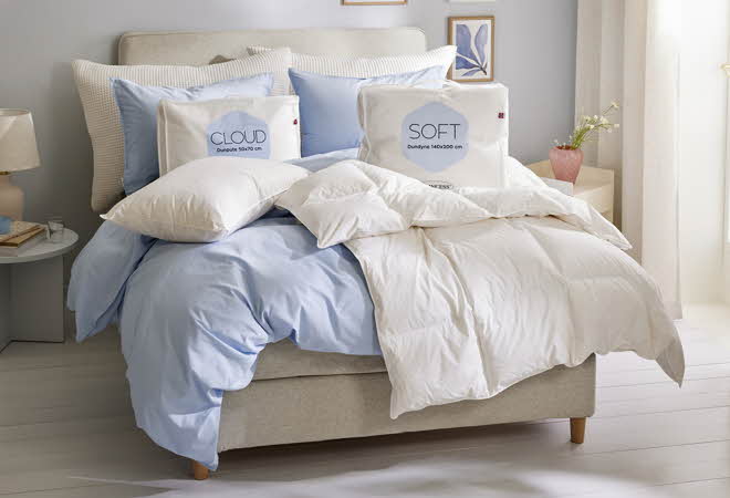 En dobbeltseng med flere Soft dundyner og Cloud dunputer