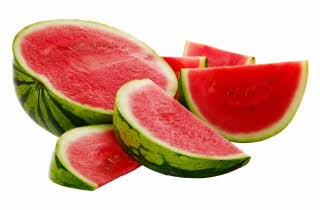 En halv vannmelon med flere oppkuttede biter med vannmelon ved siden av