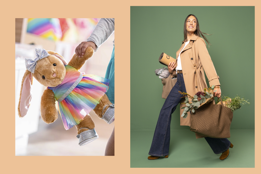 Build a bear og damemodell i trenchcoat, jeans og hvit t-skjorte, holder en stor veske med blomster og diverse varer.