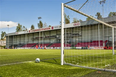 Bilde av Strømmen stadion med et mål og en fotball