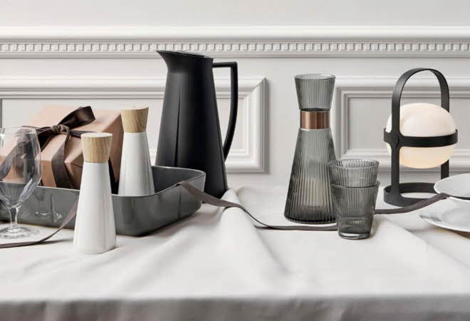 Elegant borddekking med Rosendahl karaffel, salt- og pepperkvern og lampe.