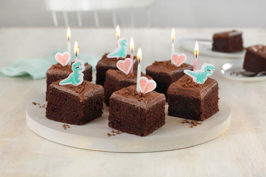Sjokoladekake er sjelden feil å servere i barnebursdag – og gjør du litt ekstra ut av pynten, kan samme oppskrift bli til flere kaker. Vi viser deg hvordan.