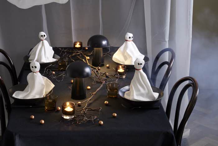 Bord pyntet med halloweendekorasjoner fra Princess