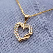 Gull hjerte formet smykke med diamanter
