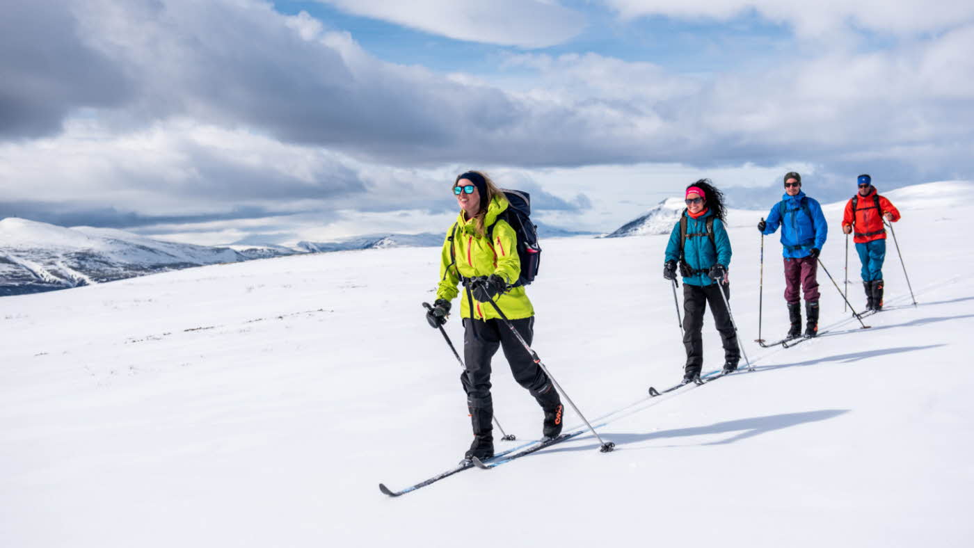 4 personer som går på ski