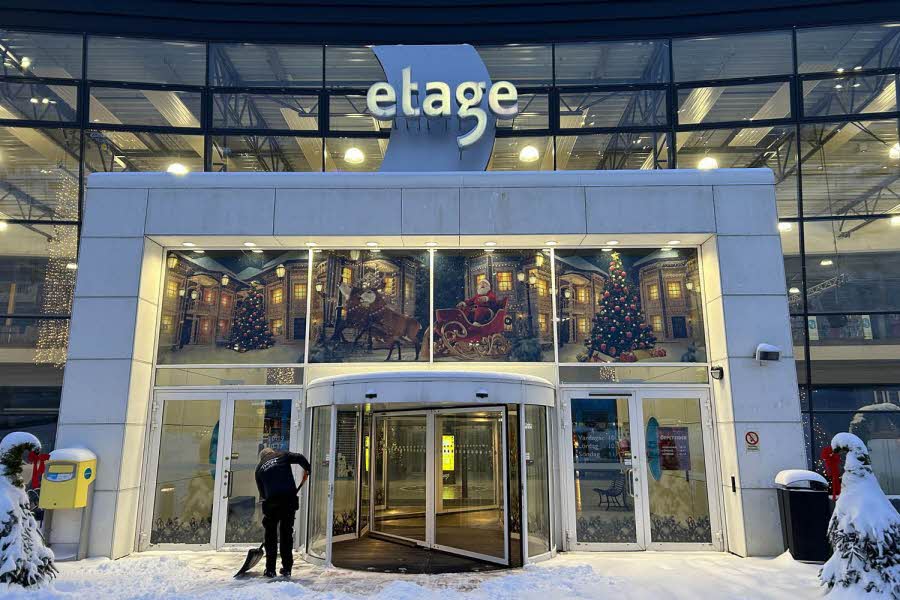 Nu har vi juldekorerat! På scenen kan ni träffa tomten alla lördagar och söndagar fram till dagen före julafton. Varmt välkommen!