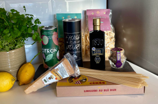 Bilde av ost og pasta samt olivenolje fra olivenlunden