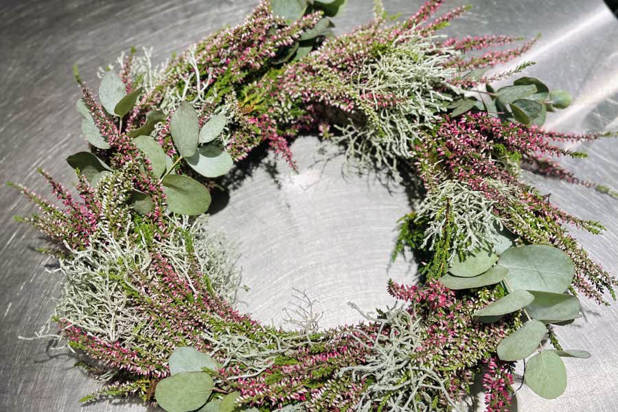 Høstkrans med ulike blomster i en ring