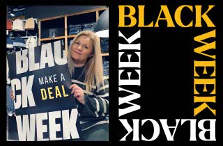 En dame som holder en Black Week-plakat