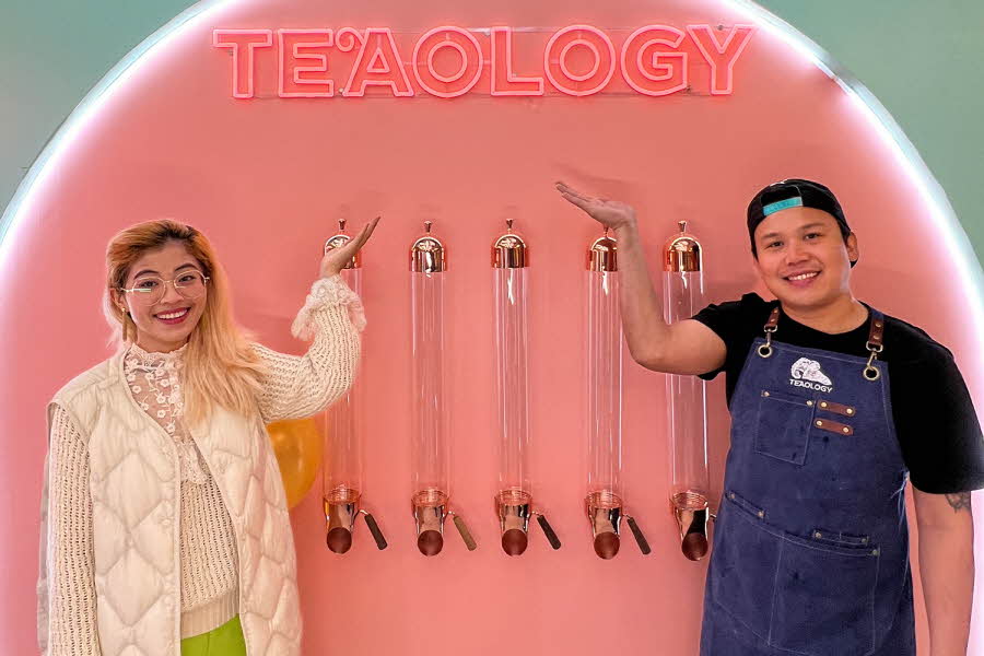 To personer som henviser til logoen til Teaology