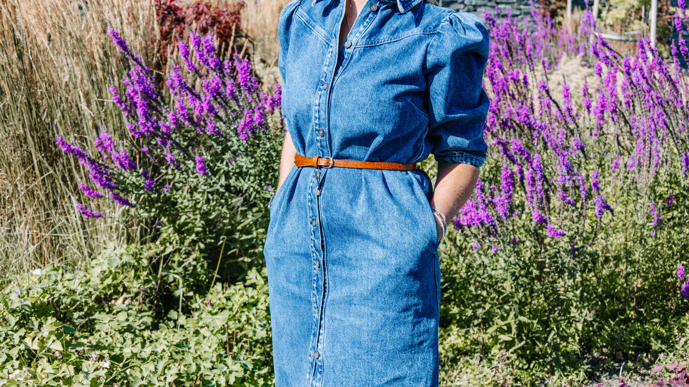 Dame med denim kjole fra DAY